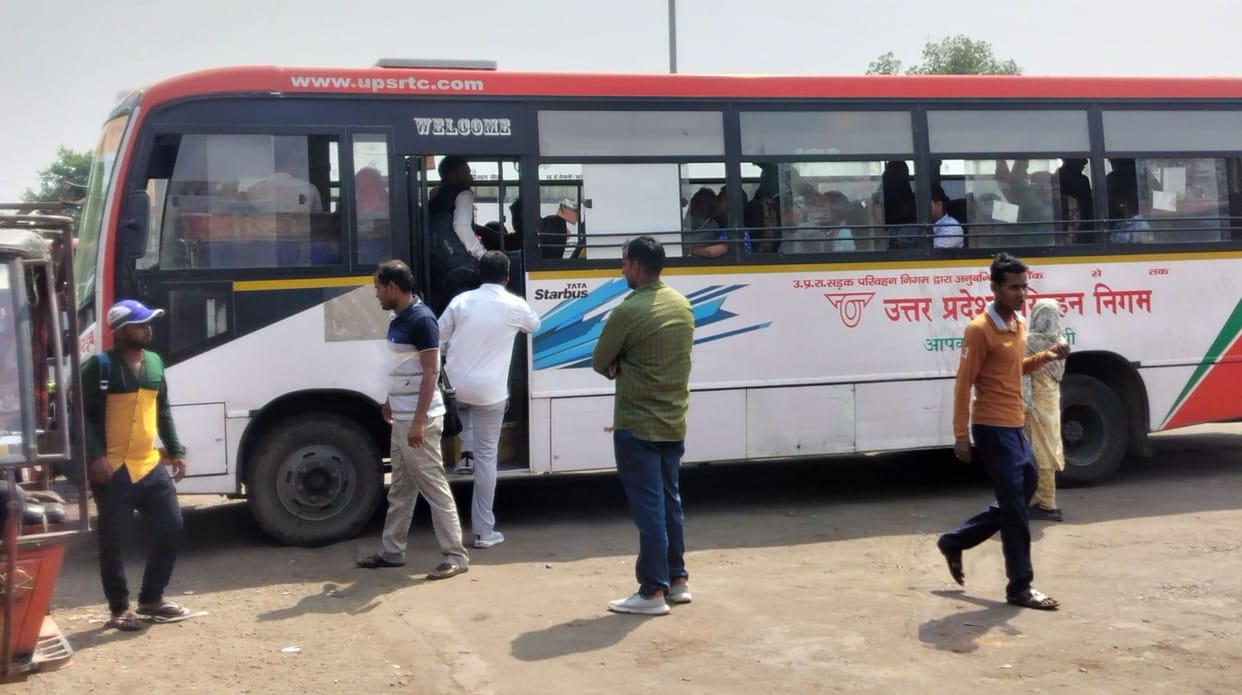 Pratapgarh: A major accident was avoided at the bus stand, the roadways bus suddenly started and started movin