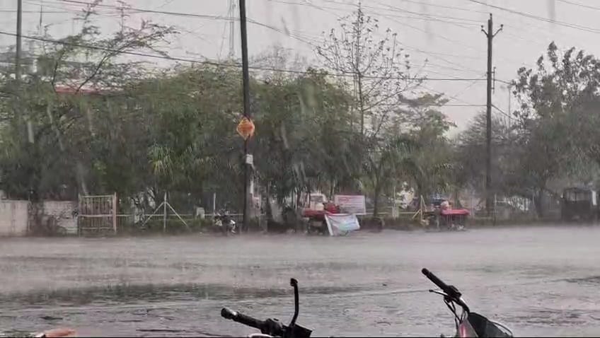 Due to strong storm, there was heavy rain in Damoh, the temperature dropped.