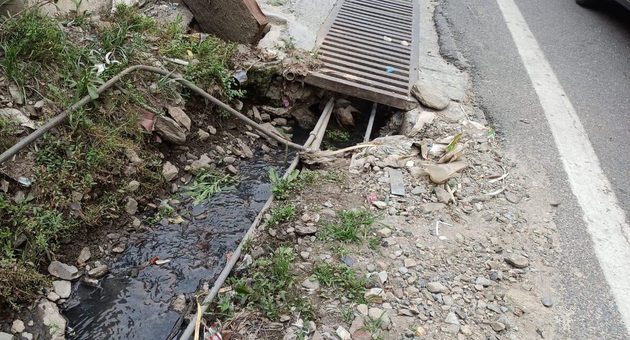 Sewerage filth flowing along water pipes may spoil people's health.