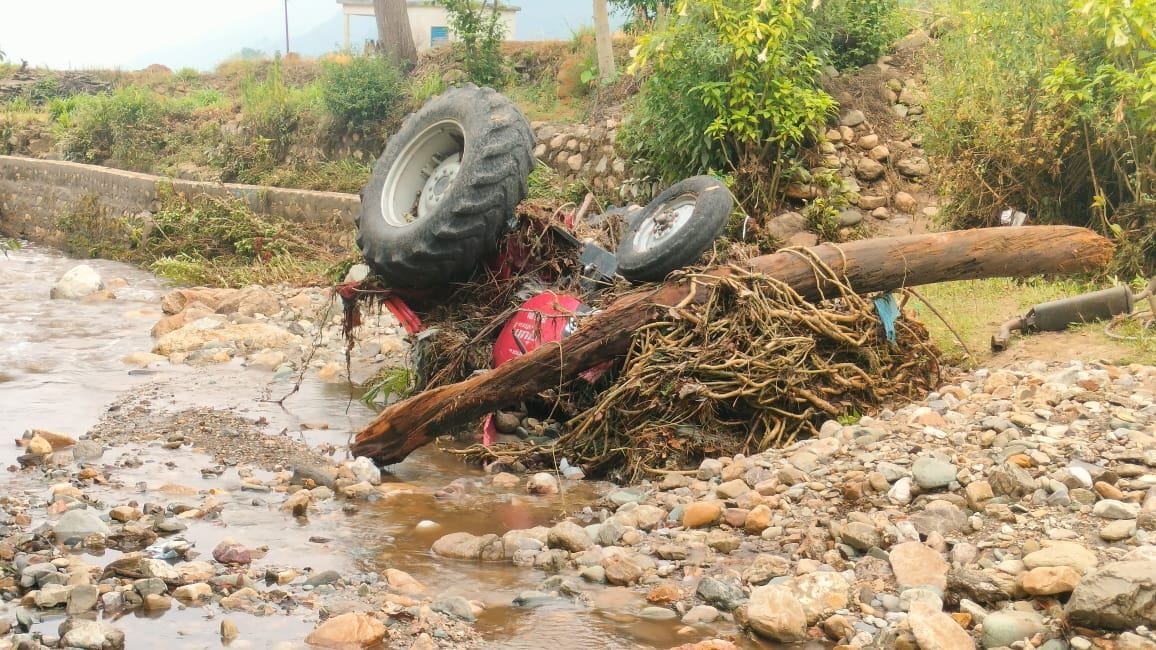 Kulthad drain overflows in Chaukhutiya, lives of 80 laborers saved