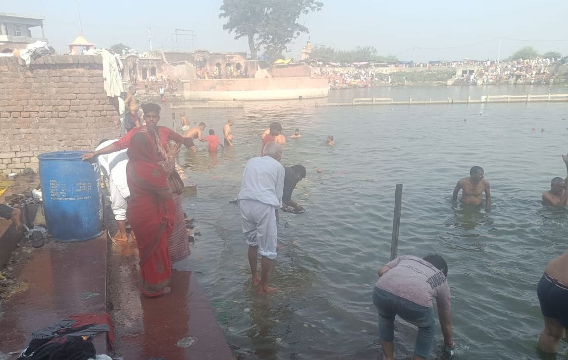 Devotees performed Pind Daan after taking bath in Pandu Pindara Tirtha.
