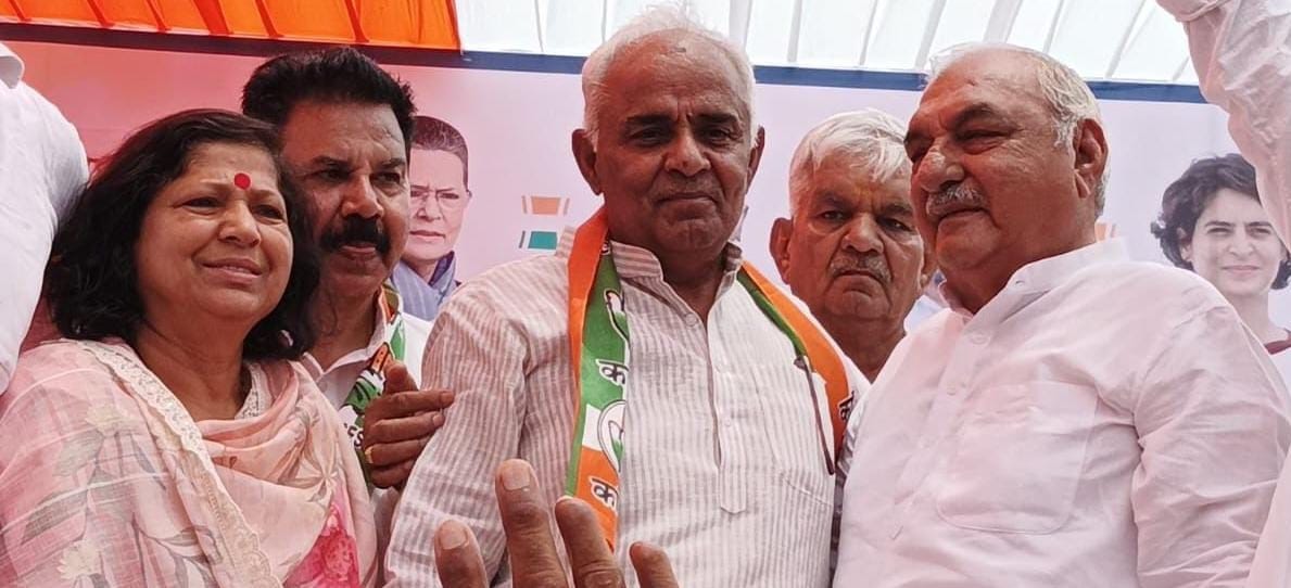 Former minister Vasudev Sharma joins Congress with workers