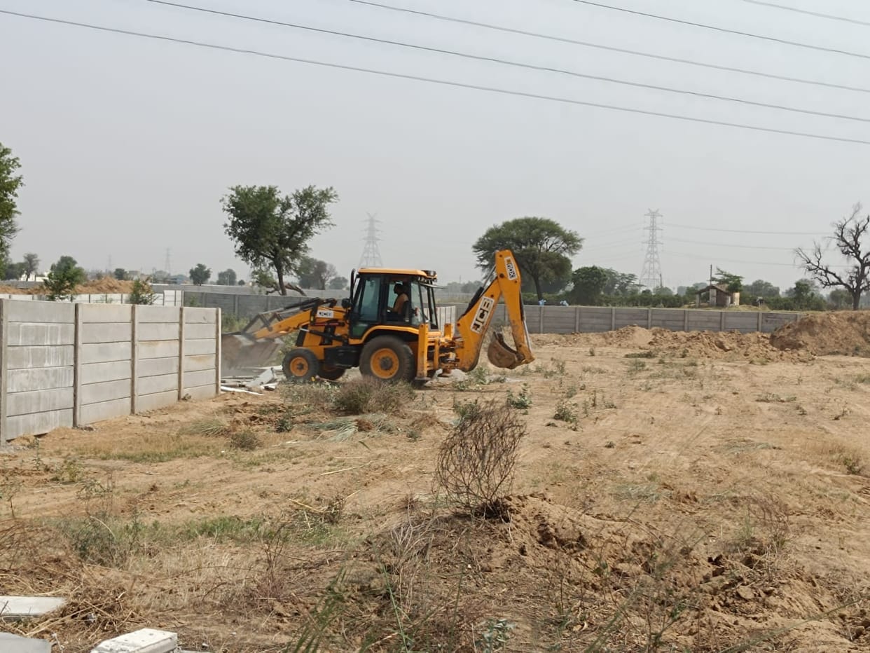 Bulldozer roared on illegal construction