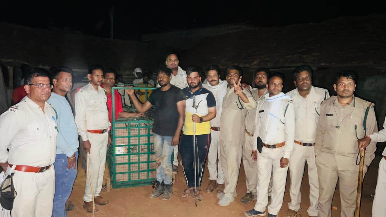 वन विभाग की टीम के साथ परवेज