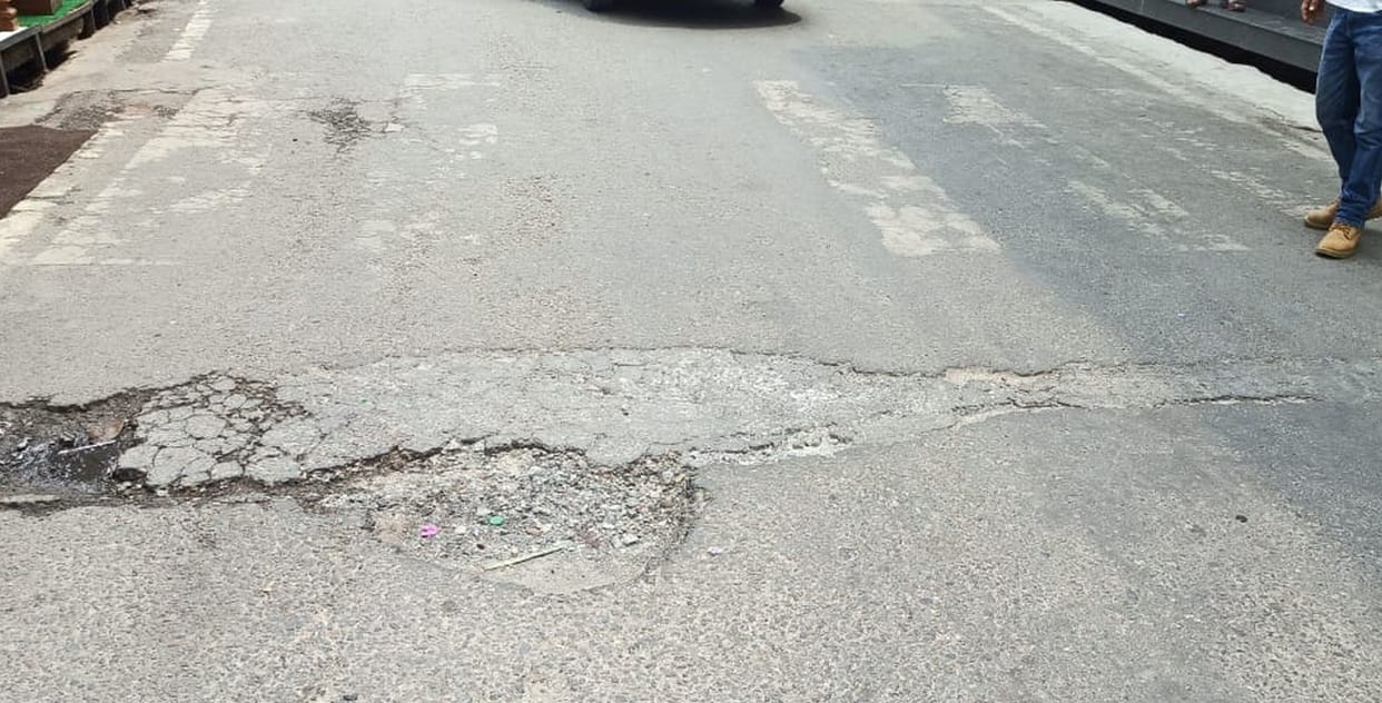 Water pipes were laid overnight after digging roads in the city
