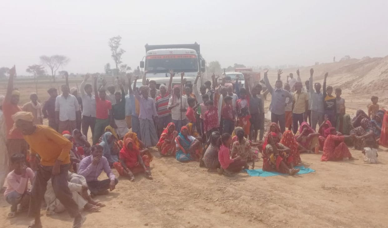 Villagers demonstrated on Ganga Expressway demanding construction of road