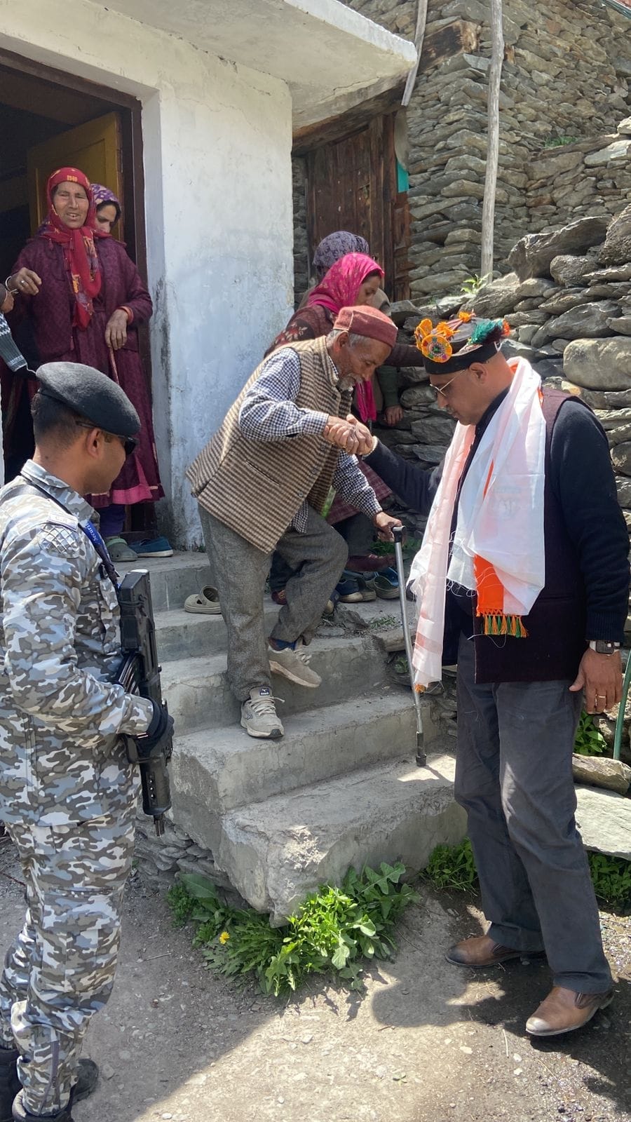 Anuradha reached Kaza by chauffer to ask for votes