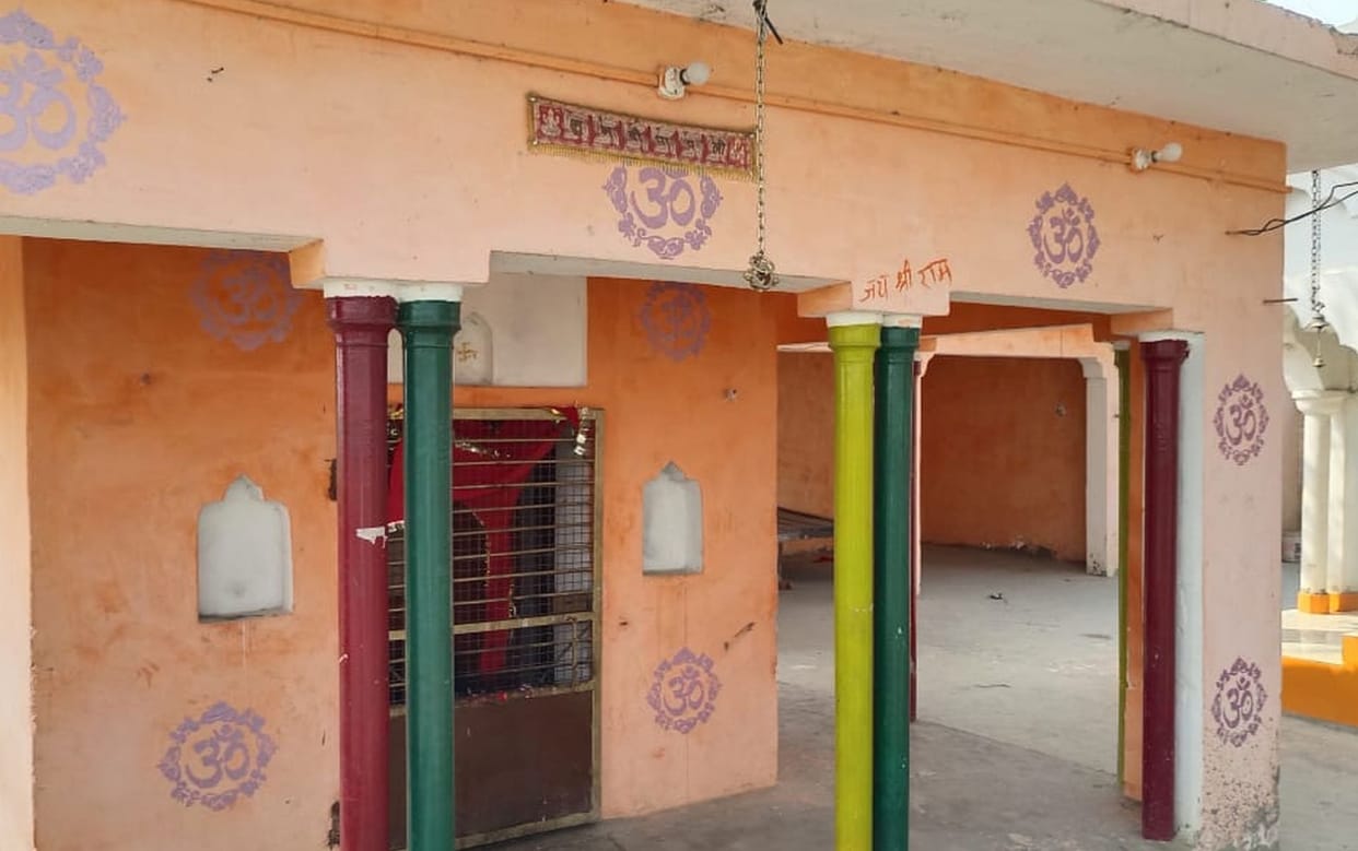 98 boxes of biscuits and 15 thousand rupees were stolen from the shop by masking