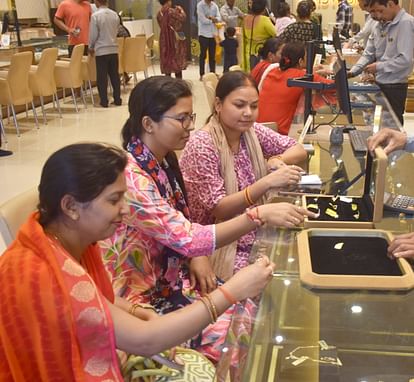 Ayodhya News: Shopping spree continued till night, business worth Rs 5 crores done Shopping spree continued till night, business worth Rs 5 crores done
