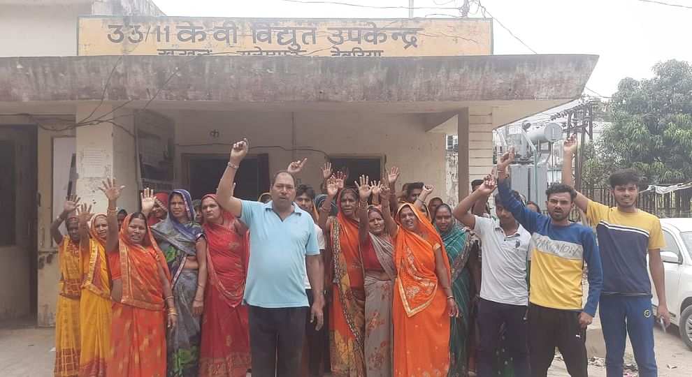 Villagers of Khukhundu demonstrated in the power house