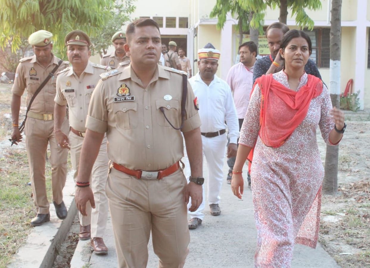The observer saw the arrangement of strong room with the officers.