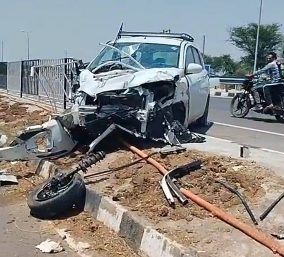 Car collides with divider near Kharakhedi, woman dies, four injured including husband