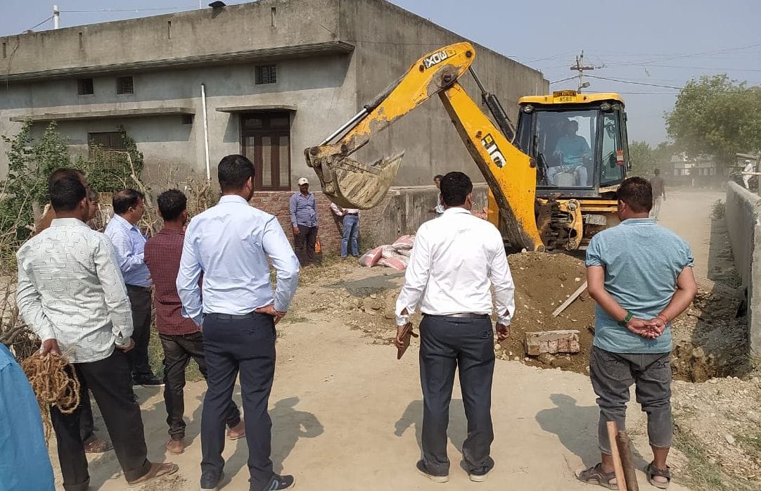The administration broke the wall due to arrogance in Gularbhoj and got it built.