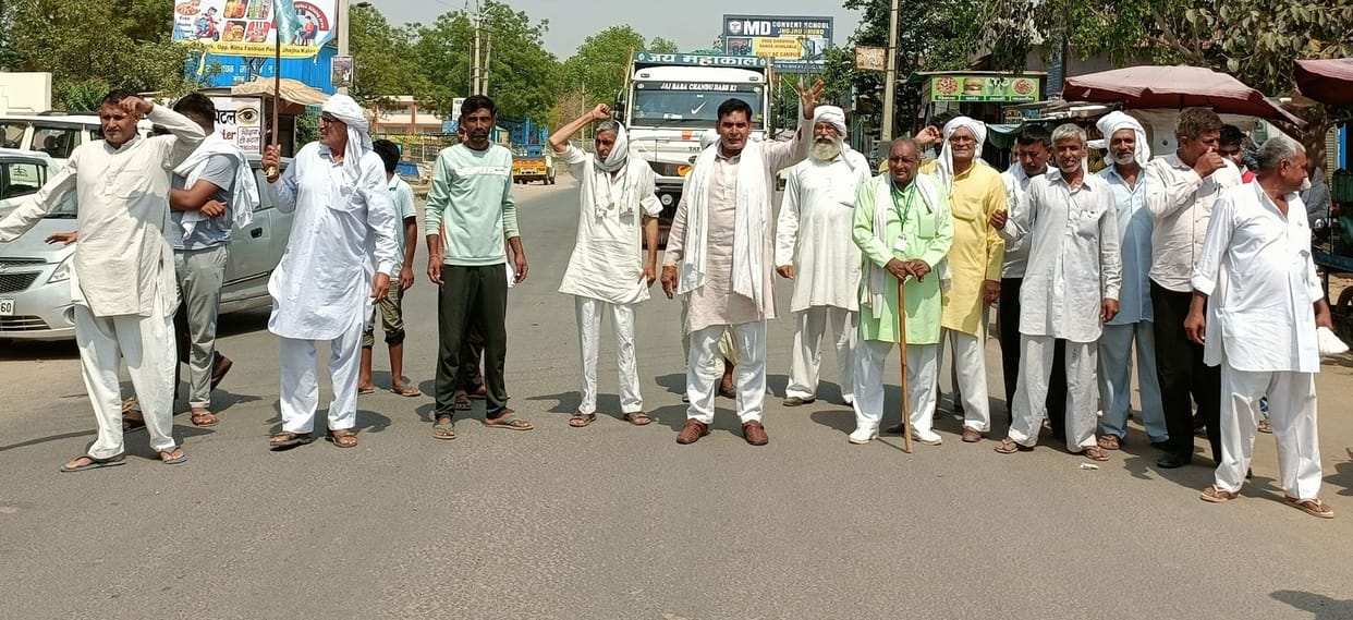 Farmers took to the streets and demonstrated, demanding resumption of government procurement of grains.