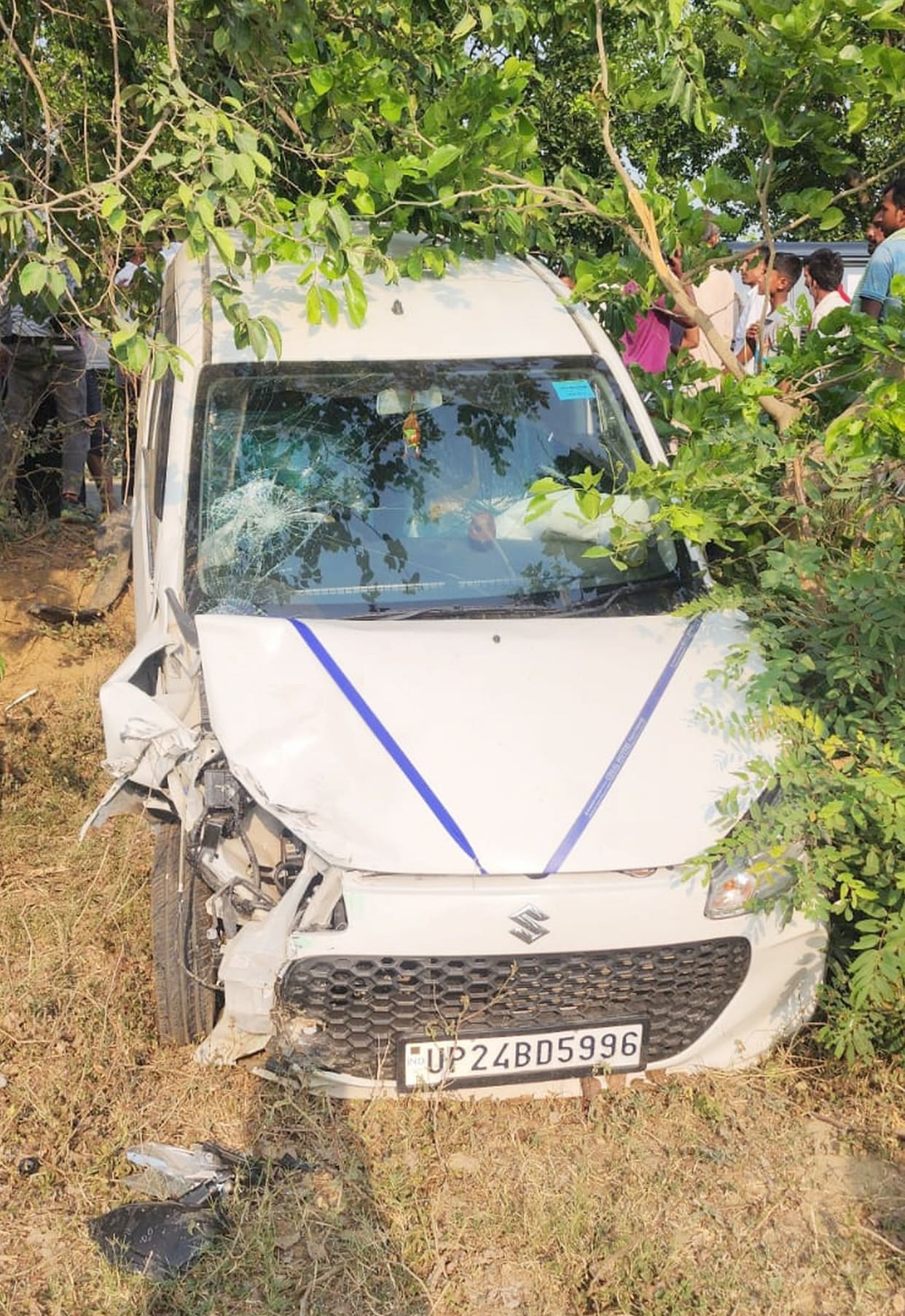 Eco van overturns on Bareilly highway, helper dies