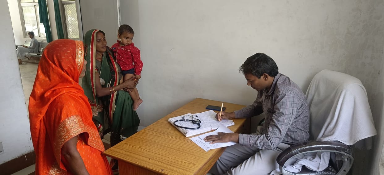 UP: Ayush Minister conducts surprise inspection of hospital, 70 doctors found absent, preparation for action