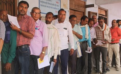 Amethi News: 460 मतदान कर्मियों ने बैलेट से किया मतदान 460 polling personnel voted through ballot.