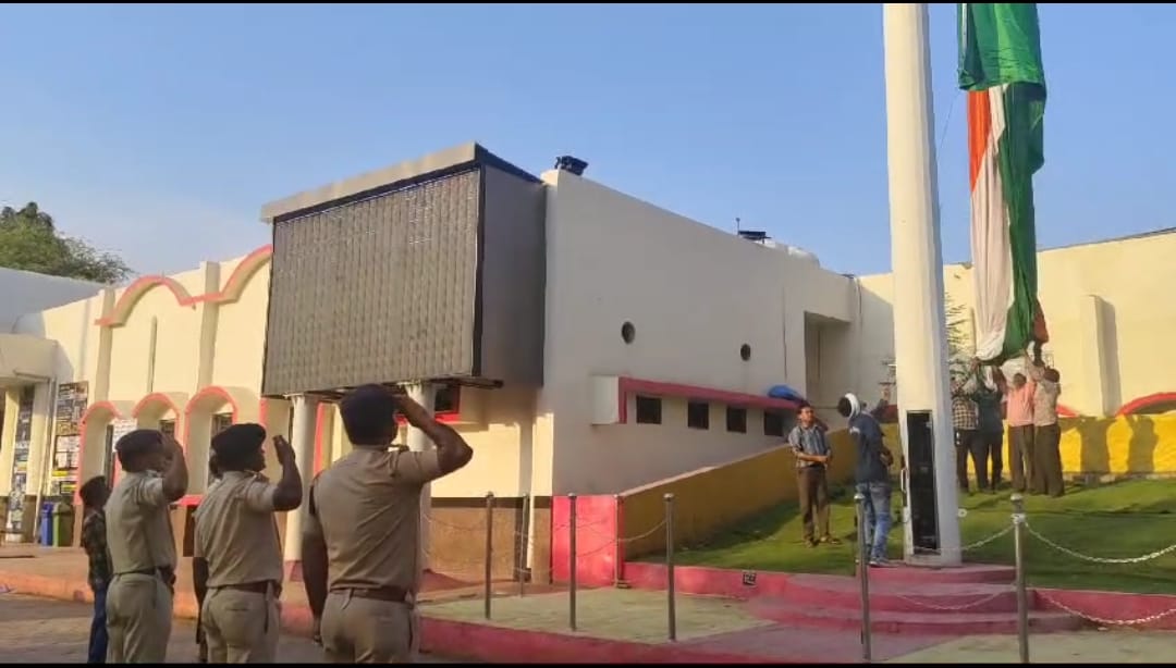 News Impact damaged national flag at Khandwa Junction was respectfully replaced and salute was given