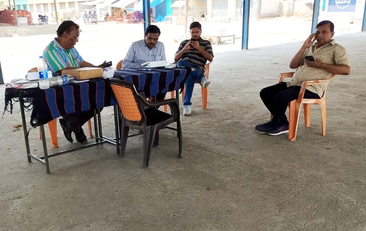 Farmers selling wheat in open market, no hassle of registration or payment