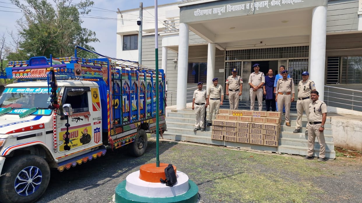 Illegal liquor was being transported in a pickup in the middle of the city