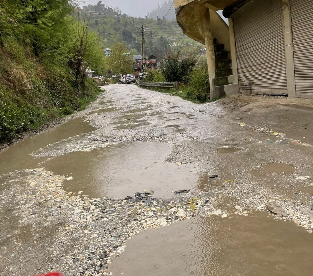 43 km highway in pothole, problems for tourists coming for picnic