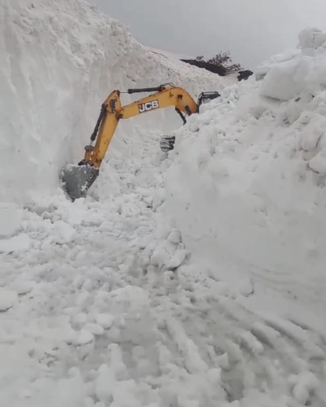 Rain stopped the restoration work of Sach Pass