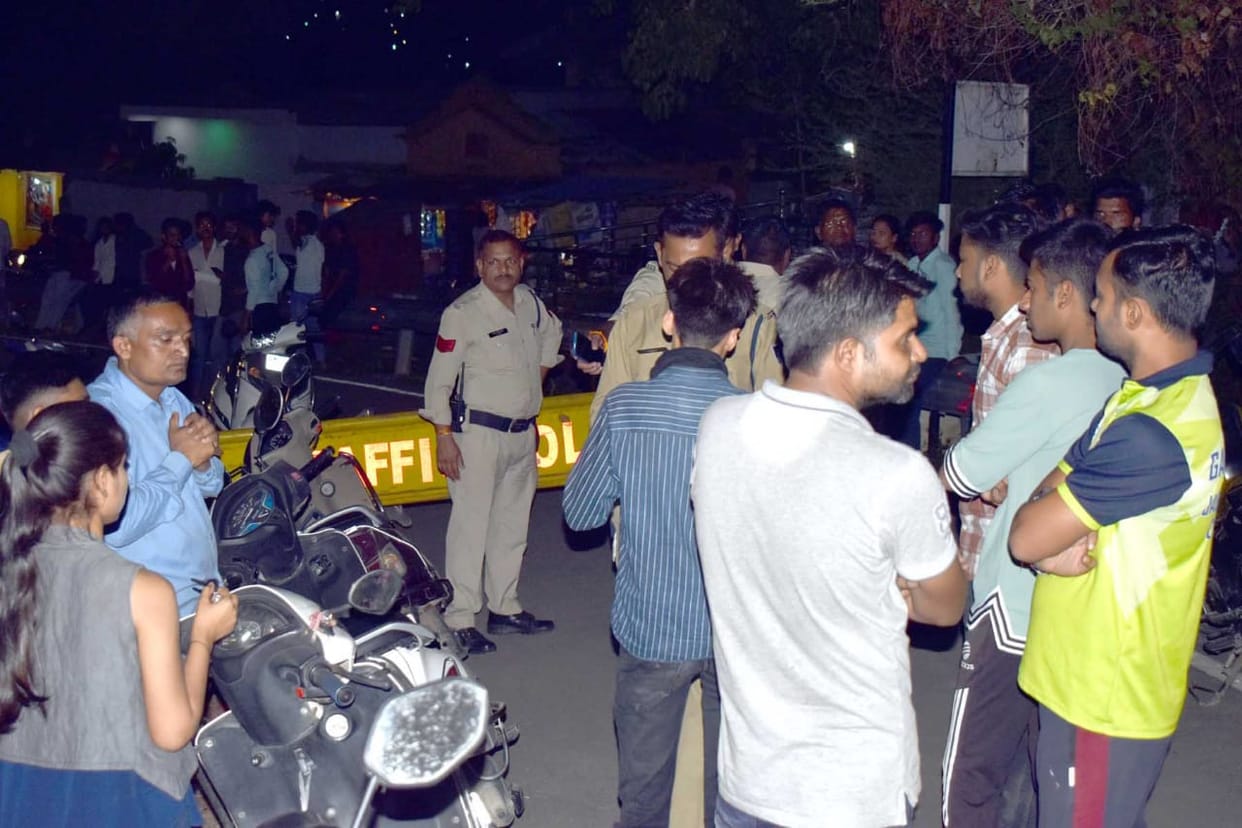Police action against stuntmen at Circuit House, many ran away leaving their vehicle