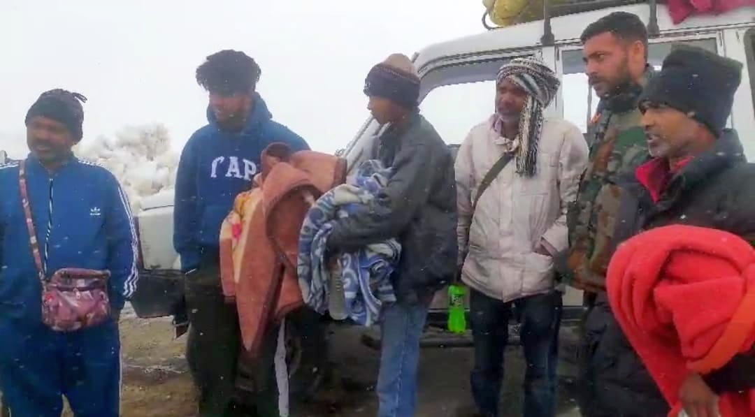 Police rescues 10 laborers trapped in Shinkula Top