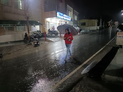 Weather changed in Noida Ghaziabad Drizzle in some areas with strong wind