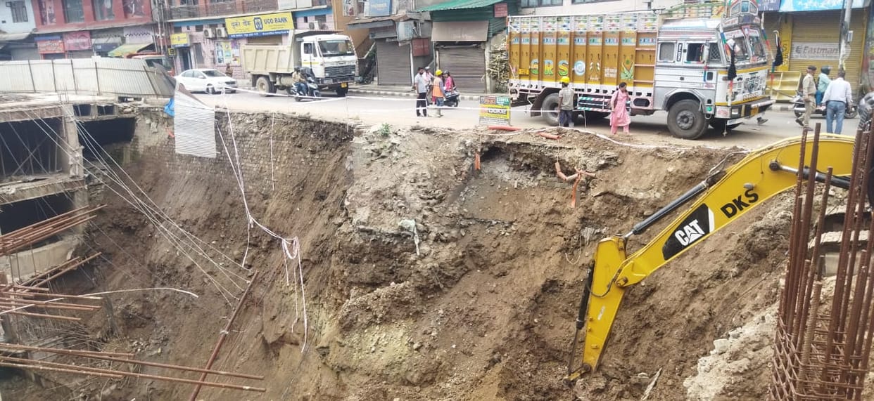 Electric pole fell while digging in school market, electricity remained shut for 6 hours in half the city