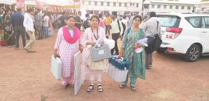 सामग्री लेकर जाते मतदान दल के सदस्य