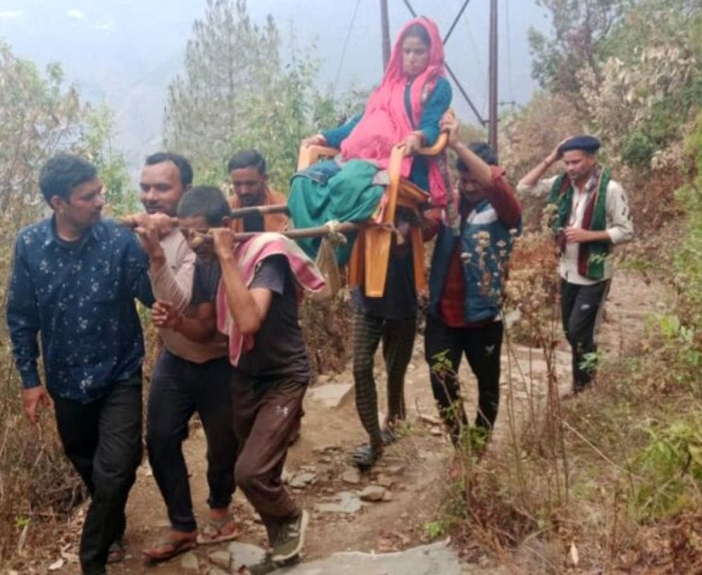 Pregnant woman brought eight kilometers on a dolly, delivery in 108 emergency vehicle