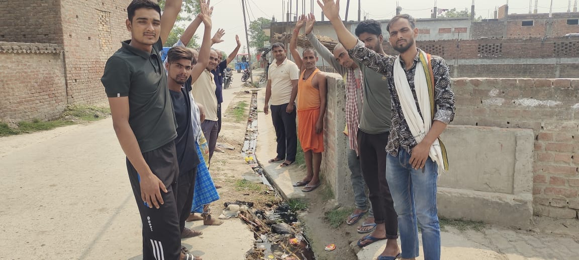People angry with the filth in the village demonstrated