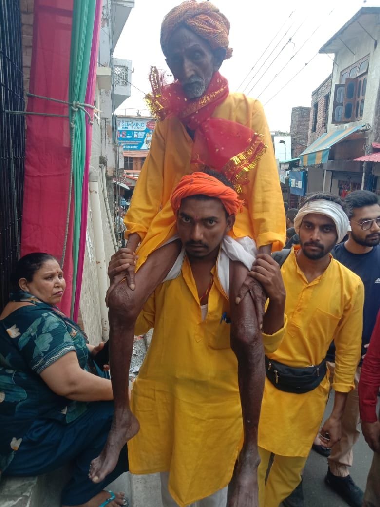Grandson carried 90 year old grandfather on his shoulders and brought him to his mother's court.