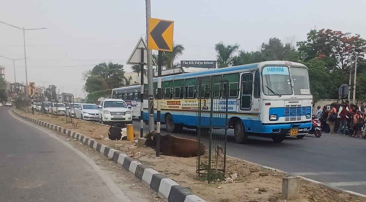 Bus stopped on the highway due to gear getting stuck, people troubled for hours