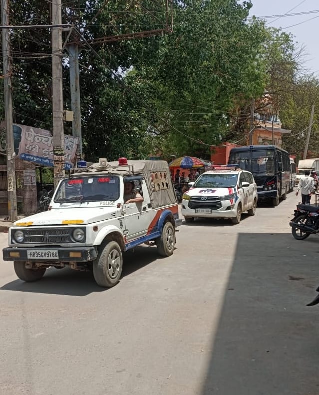 Mahendragarh police and paramilitary force personnel conducted flag march