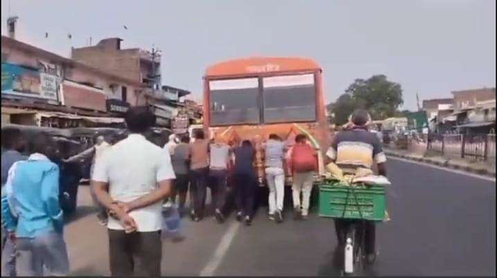 Bus breaks down in Kaptanganj, passengers push