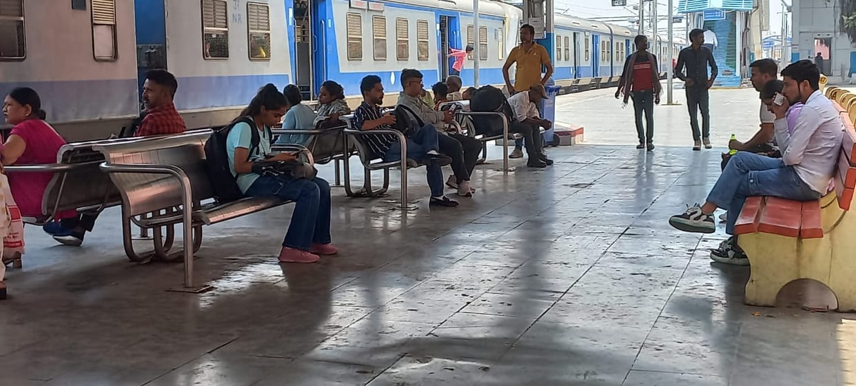 Railway traffic is being affected due to farmer movement, passengers worried