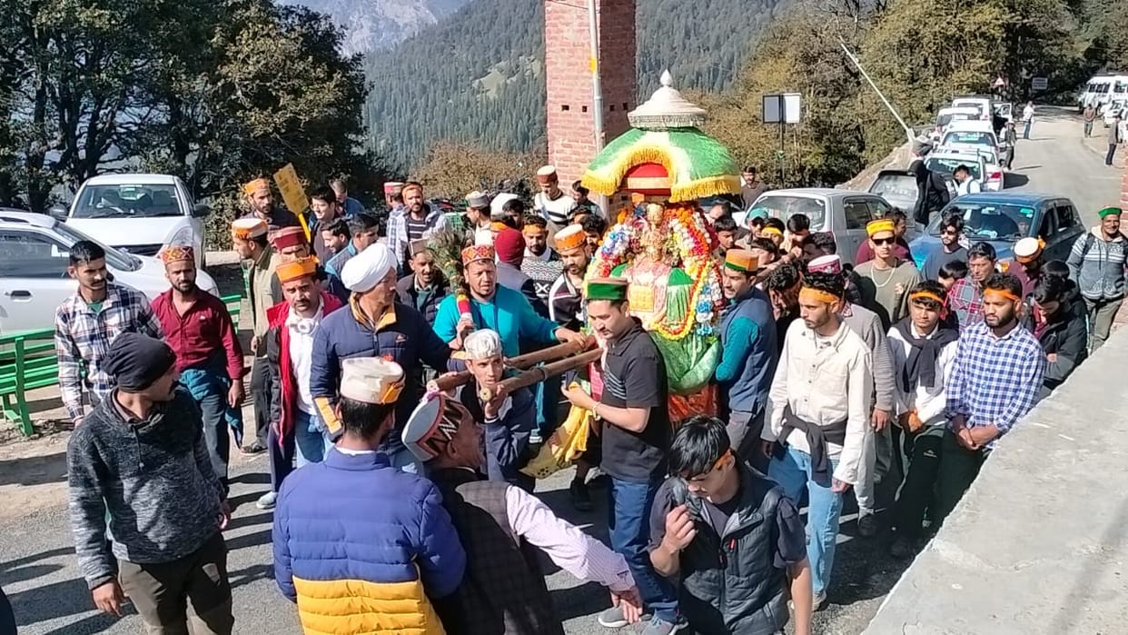 Dev Shringarishi reached 11,000 feet high Raghupurgarh after traveling on foot.