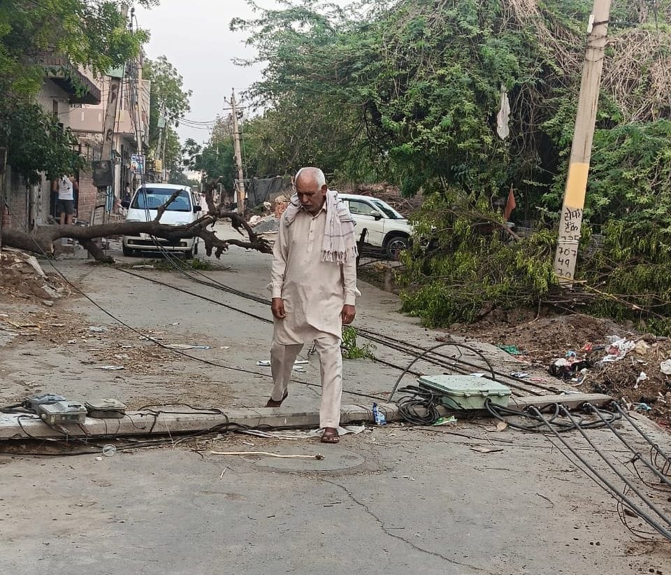 Blackout in many colonies even after 50 hours, officials claim electricity running uninterrupted