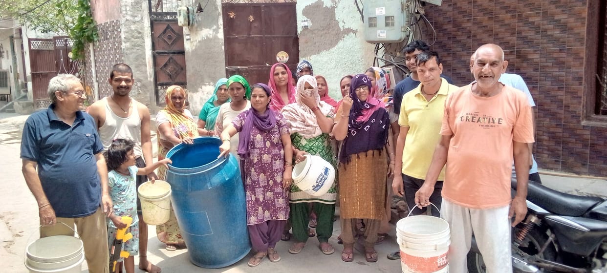 Troubled by the lack of drinking water supply, people demonstrated with empty utensils.