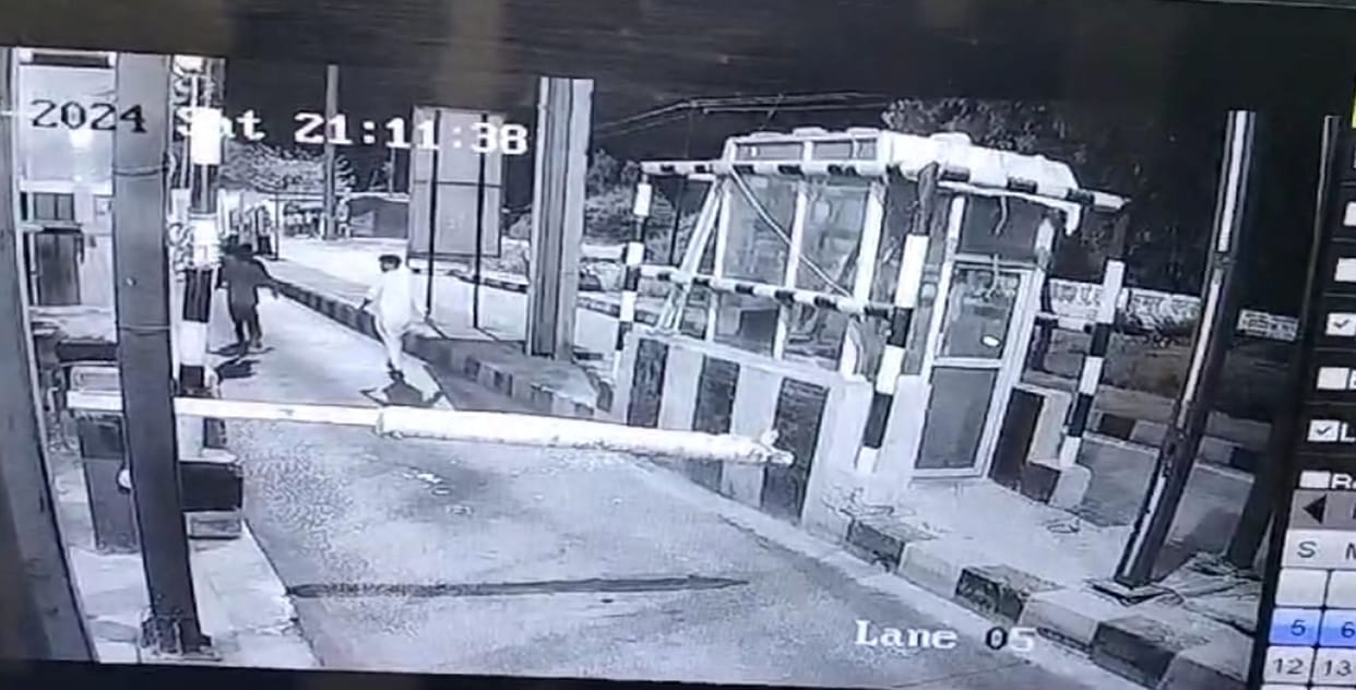Bullies beat up toll workers, even broke booths with bricks