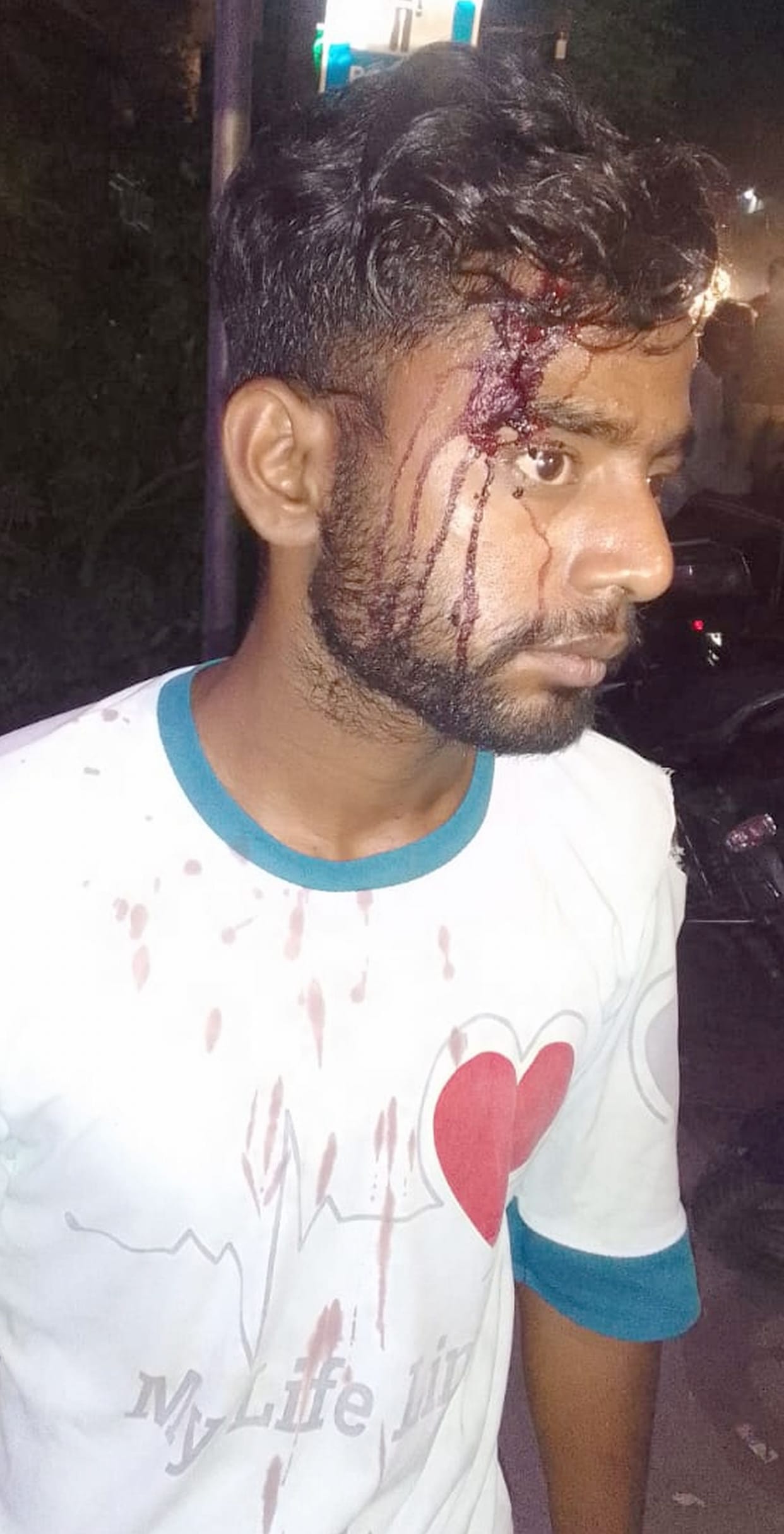 Demanded extortion money from newspaper seller for drinking alcohol, beaten for not paying