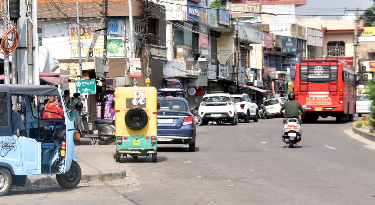 Illegal parking is not stopping in the streets and roads of the city, police and administration are failing to crack down.
