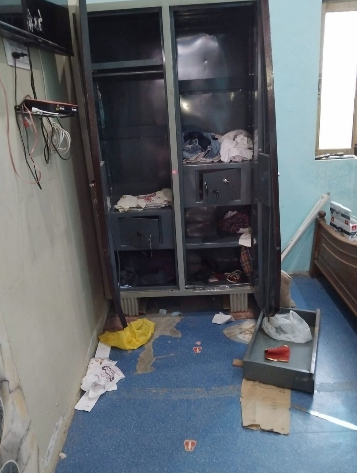 Seven lakh rupees stolen from the houses of two people including the principal