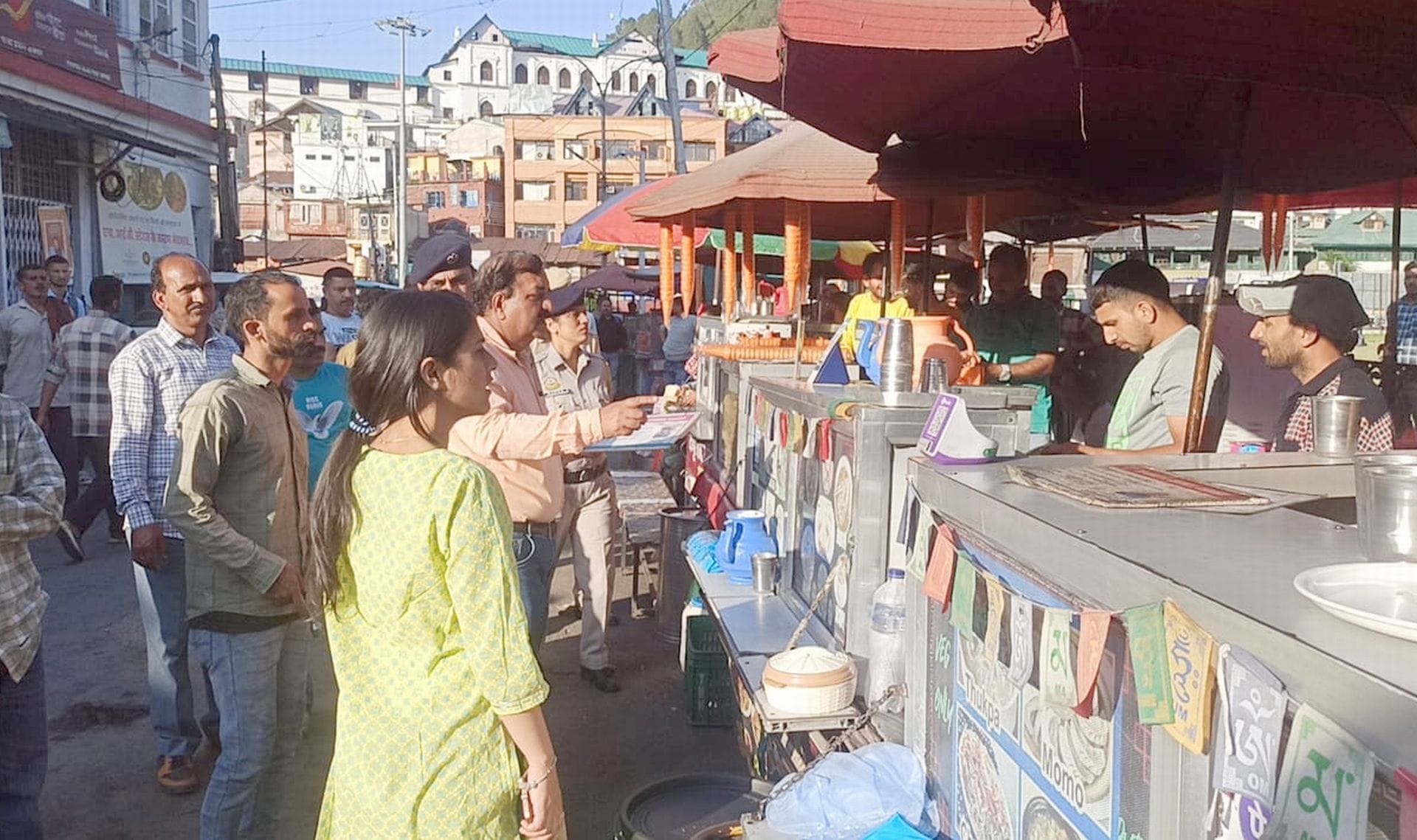 Five street vendors and eight tables seized in Chamba city