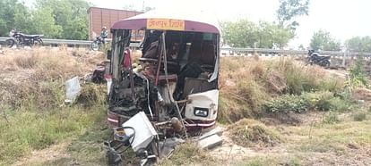 Amethi News: केबल डालने वाली मशीन से टकराई बस, चालक की मौत Bus collides with cable laying machine, driver dies