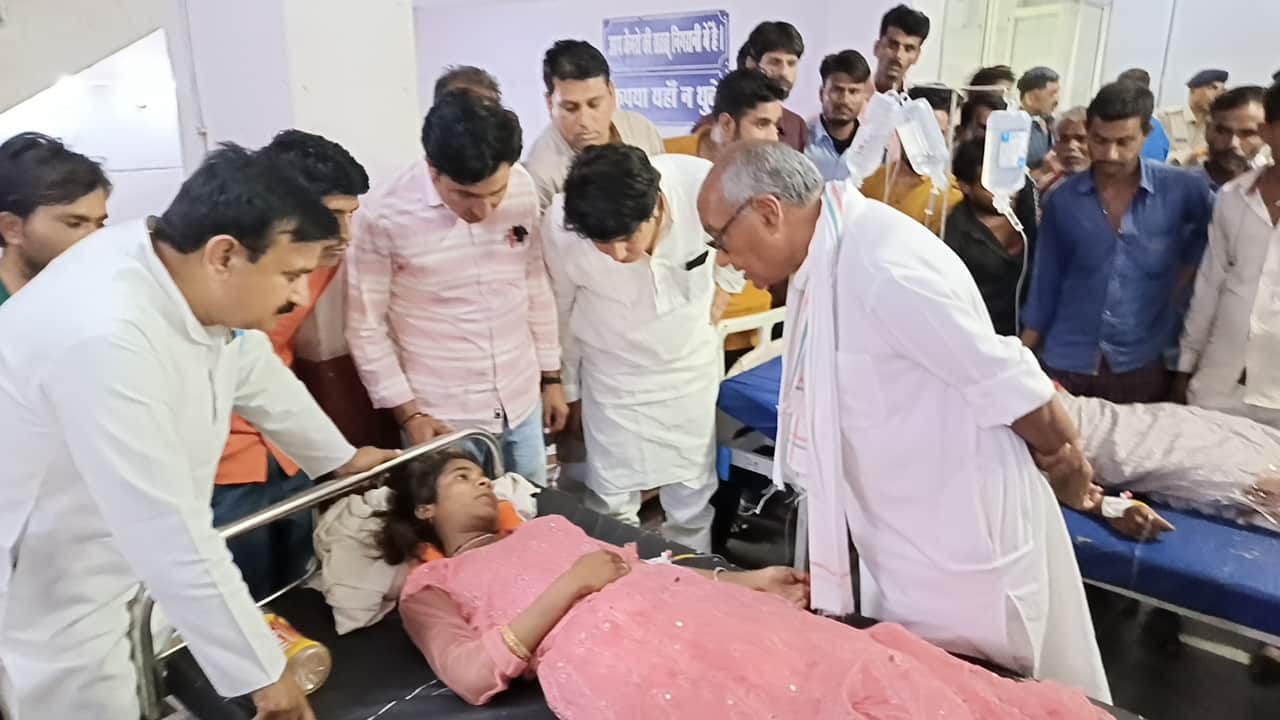 हादसे में घायल भर्ती मरीजों का हालचाल जानते हुए दिग्विजय सिंह