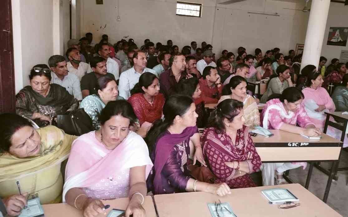 Training of JBT teachers of the district started for English medium.