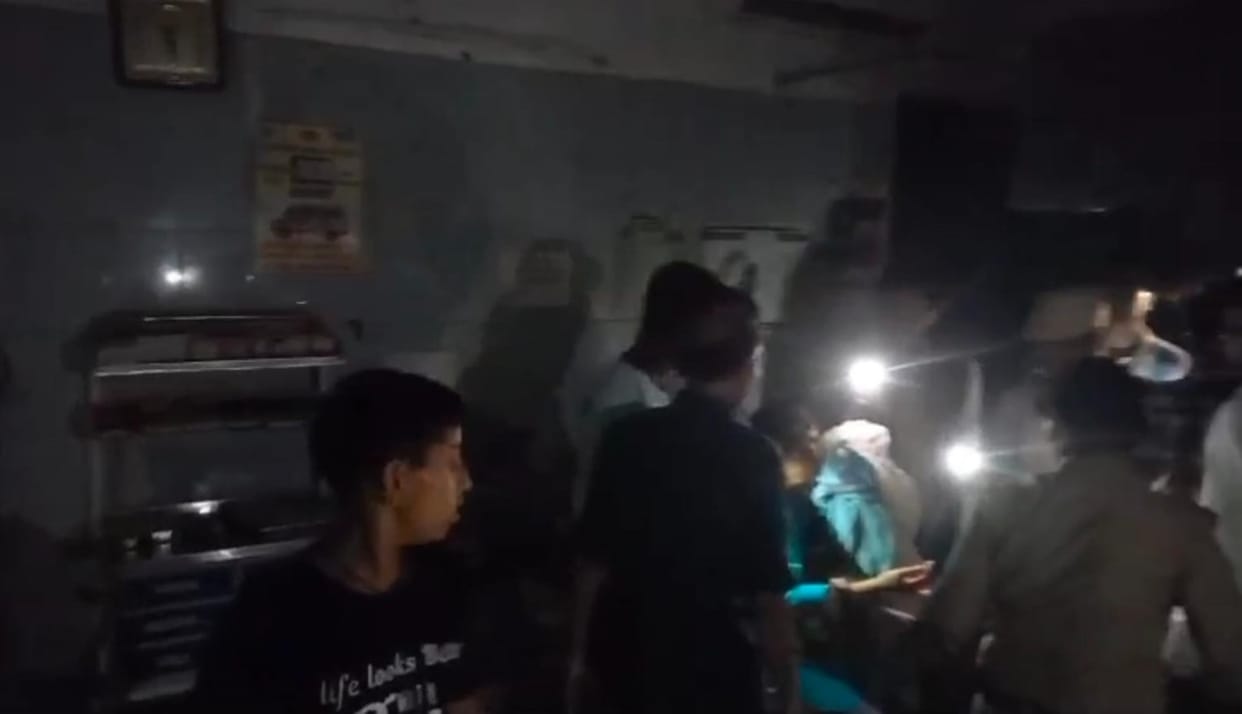 Negligence: In emergency, treatment is being done by lighting mobile torch